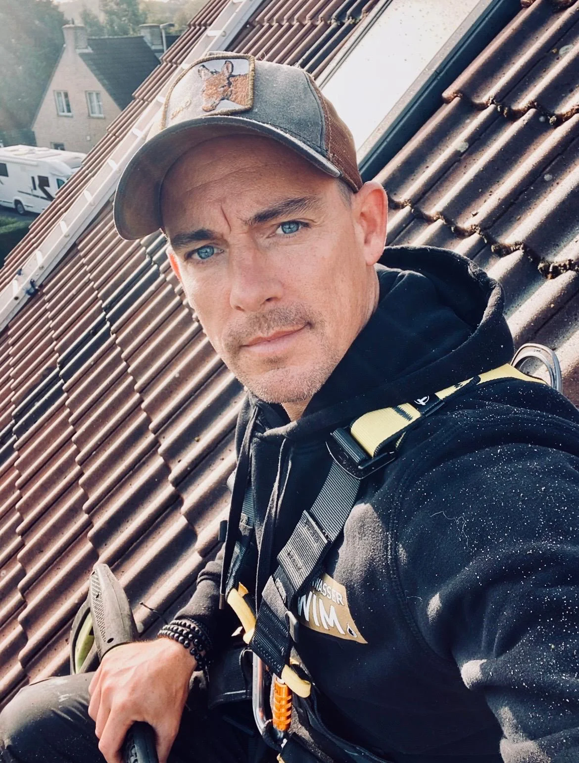 Ramenwasser Wim aan het werk op een dak in Lievegem