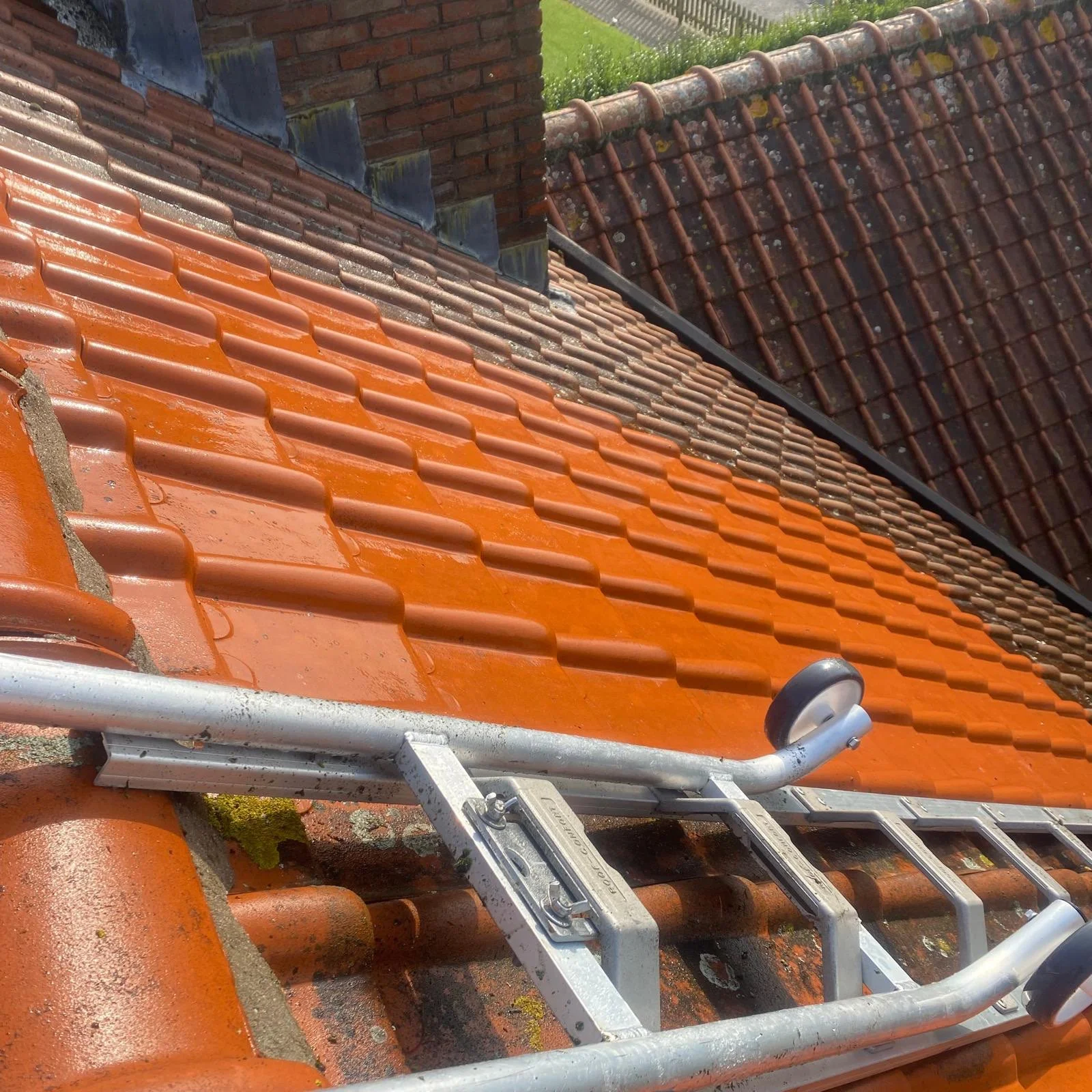 Ramenwasser Wim aan het werk op een dak in Lievegem