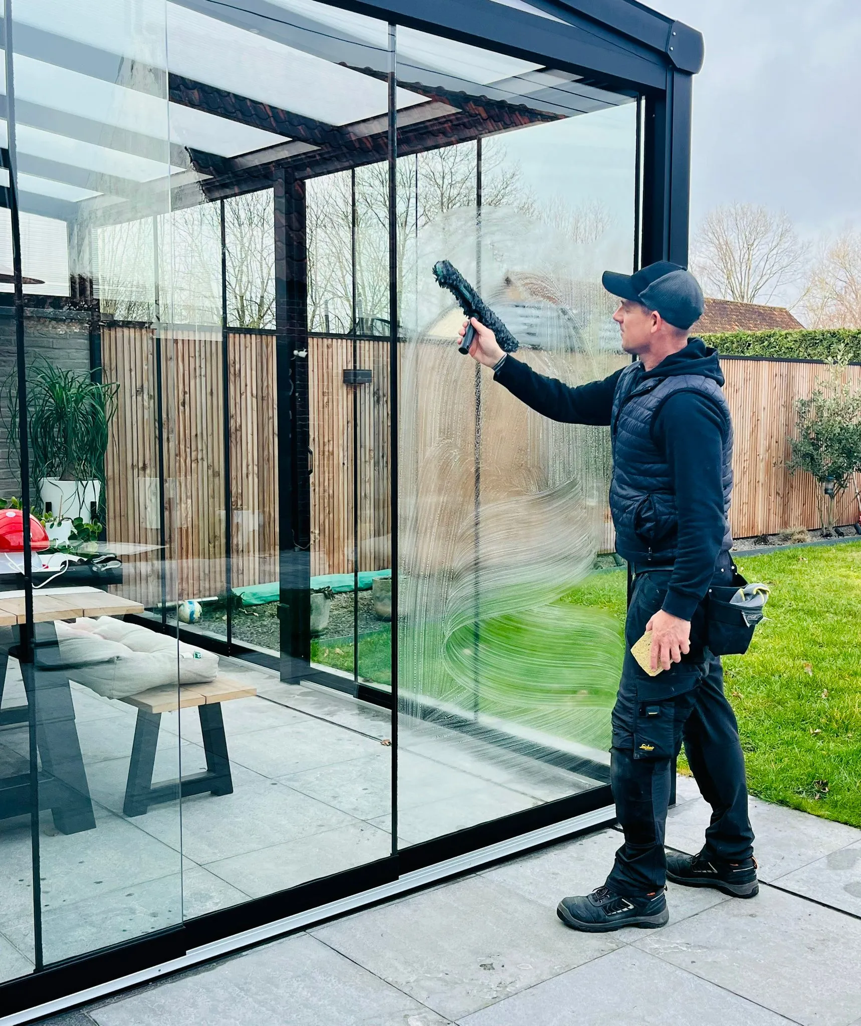 Ramenwasser Wim professioneel aan het werk op een dak